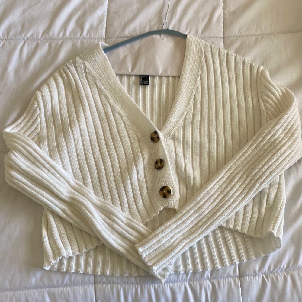 Cute white cropped shirt